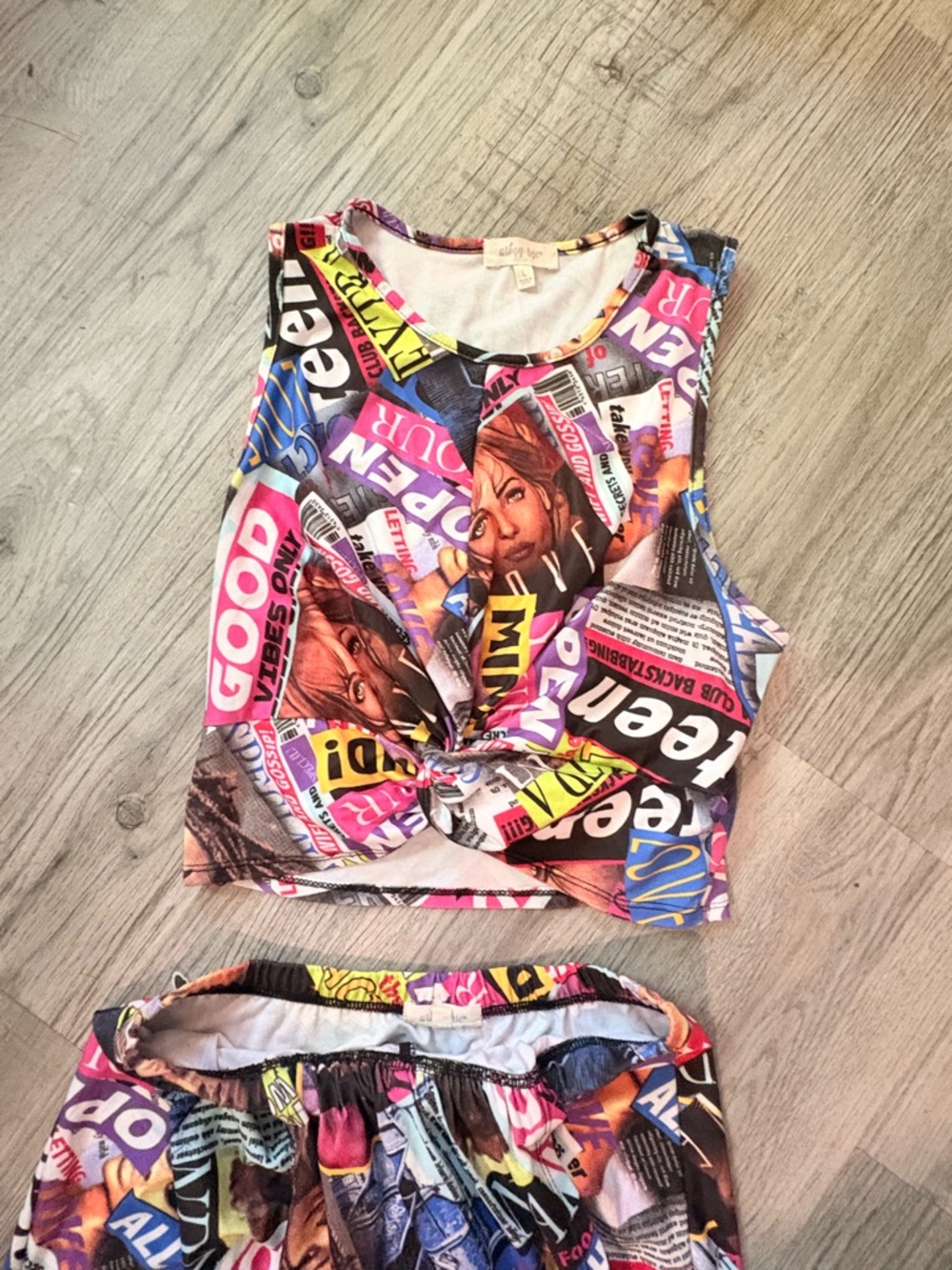 Colorful Multicolor Graphic Leggings Set - Vibrant Magazine Print - Picture 5 of 11